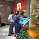 Tra cứu thông tin tại bảo tàng – thư viện với màn hình LCD chân quỳ
